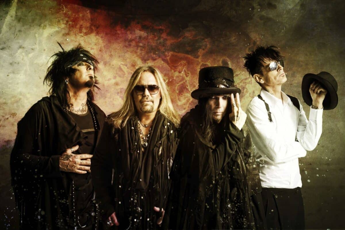 Tommy Lee joue son premier concert complet avec Mötley Crüe depuis qu&rsquo;il s&rsquo;est cassé les côtes
