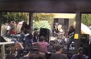 Rage Against The Machine : Regardez un homme mettre l&rsquo;ambiance seul dans la fosse du premier concert public du groupe