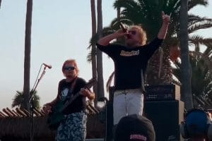 Regardez Sammy Hagar et Michael Anthony jouer Right Now en hommage à Eddie Van Halen