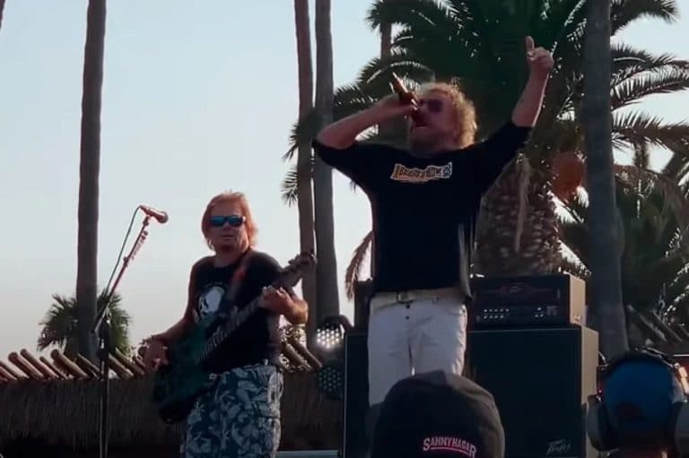 Regardez Sammy Hagar et Michael Anthony jouer Right Now en hommage à Eddie Van Halen