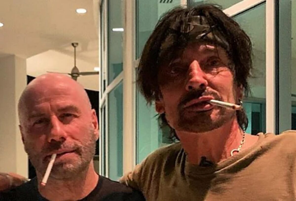 Tommy Lee de Mötley Crüe sur John Travolta : « C&rsquo;est probablement l&rsquo;homme le plus gentil que j&rsquo;ai jamais rencontré, honnêtement »