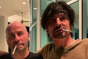 Tommy Lee de Mötley Crüe sur John Travolta : « C&rsquo;est probablement l&rsquo;homme le plus gentil que j&rsquo;ai jamais rencontré, honnêtement »