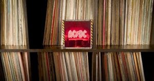 AC/DC : Vidéo du déballage de la boîte lumineuse deluxe de Power Up