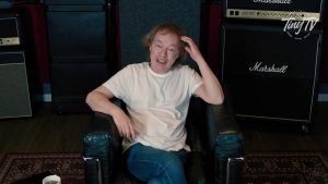 Angus Young de AC/DC se remémore le moment marquant où il a entendu Jimi Hendrix pour la première fois