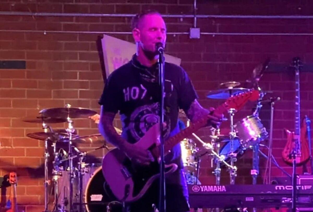 Corey Taylor (Slipknot/Stone Sour) donne un concert « socialement distant » devant 12 personnes et qualifie l&rsquo;expérience d' »incroyable »
