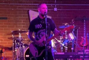 Corey Taylor (Slipknot/Stone Sour) donne un concert « socialement distant » devant 12 personnes et qualifie l&rsquo;expérience d' »incroyable »