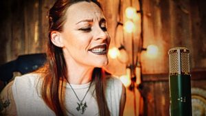 Regardez Floor Jansen de Nightwish reprendre la chanson Alone de Heart !