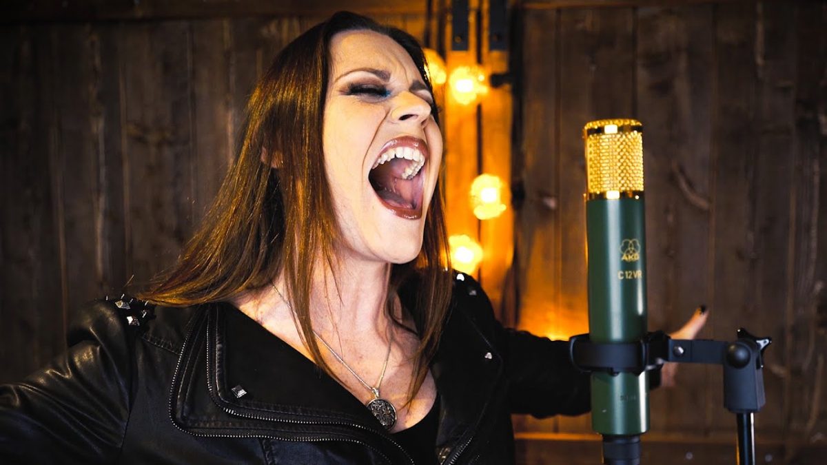 “Et on est censé se sentir coupable pour ça… Franchement, je trouve ça répugnant” : Floor Jansen (Nightwish) s’en prend aux religions organisées
