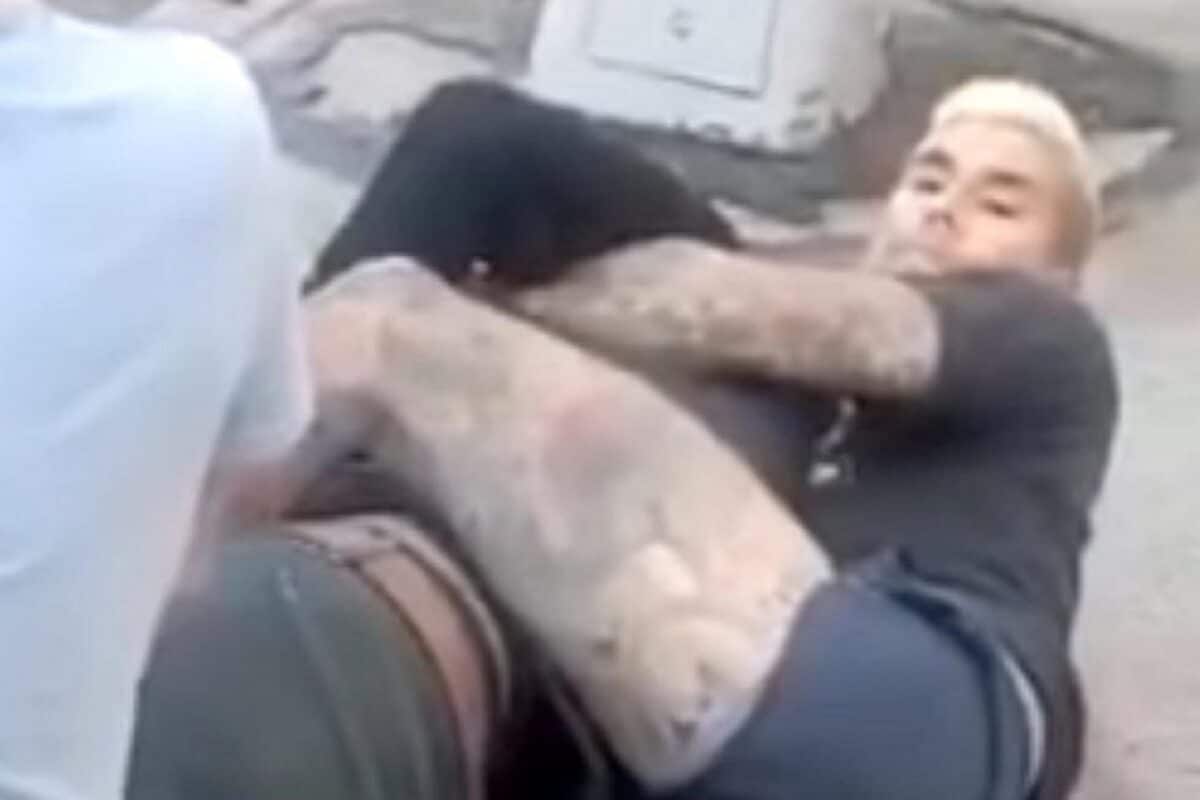 Un guitariste de Hardcore sauve un bébé d’une tentative d’enlèvement, en soumettant un homme avec une prise de Ju-jitsu