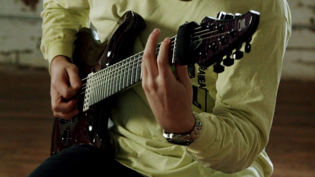 Regardez Aaron Marshall jouer le dernier single de Intervals, String Theory (feat. Marco Sfogli)