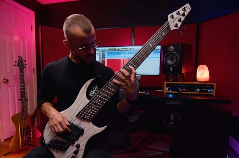 Regardez le bassiste de Intervals jouer le nouveau single du groupe, Lock & Key