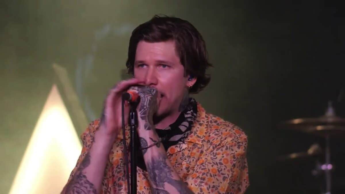 Regardez Slaves jouer Talk To a Friend en live