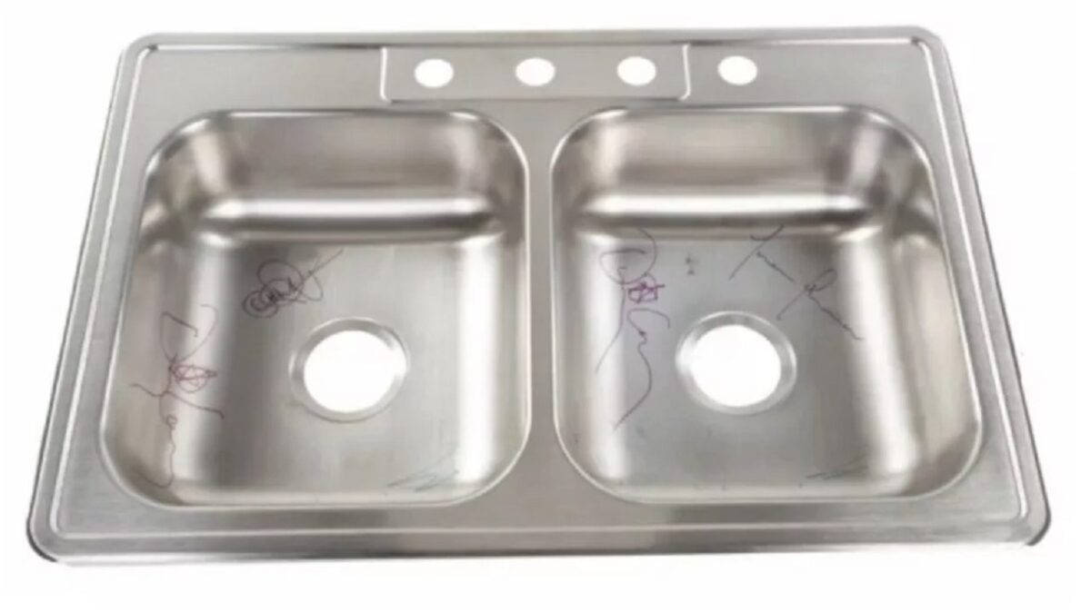 Un évier de cuisine autographié par Tool est mis aux enchères au profit du Ronnie James Dio Stand Up And Shout Cancer Fund