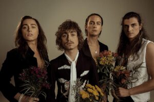 Le bassiste de Greta Van Fleet affirme que la musique « populaire » est « presque une insulte à l&rsquo;intelligence des gens » et que le troisième album du groupe sera un retour aux sources
