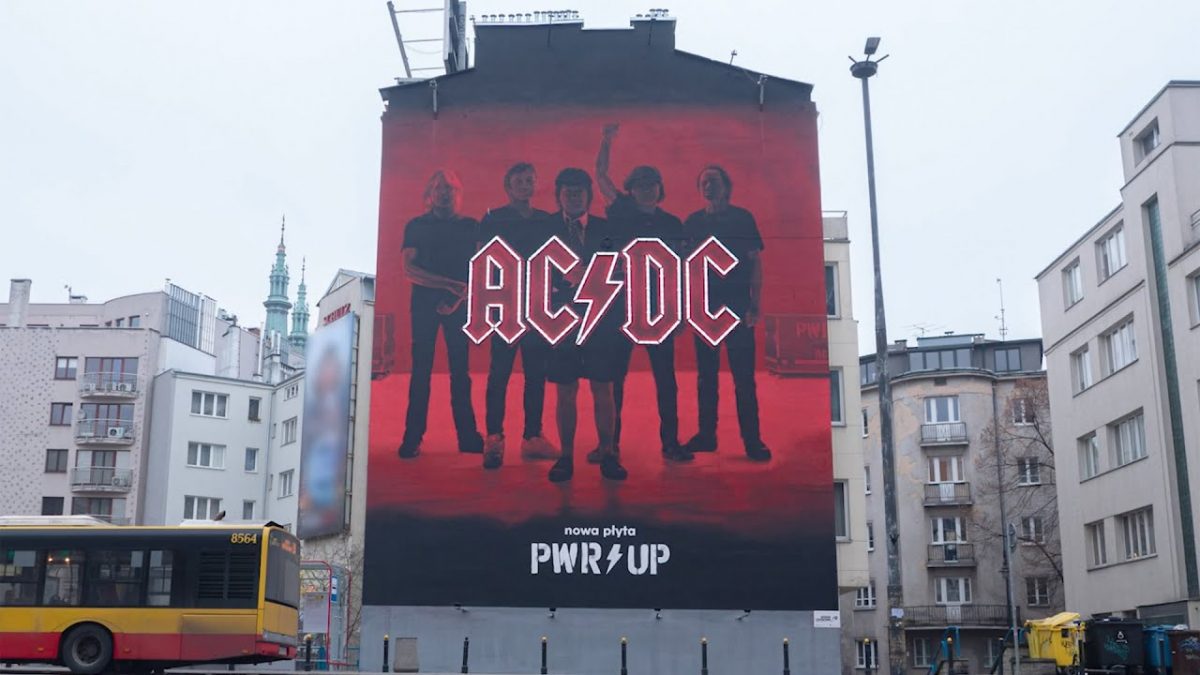 AC/DC : Regardez la gigantesque fresque Power Up peinte à Varsovie, en Pologne