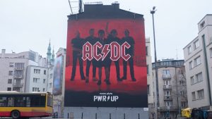 AC/DC : Regardez la gigantesque fresque Power Up peinte à Varsovie, en Pologne