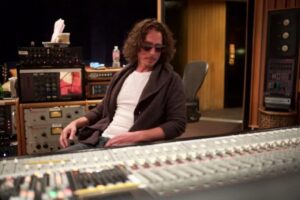 Regardez la lyric vidéo pour la version de Chris Cornell de Watching The Wheels de John Lennon
