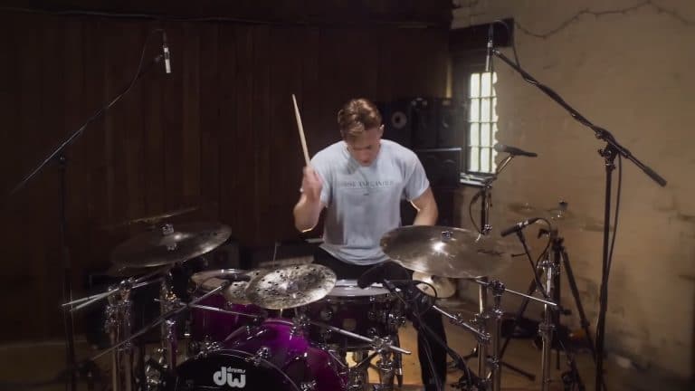 Chris Turner, le batteur déjanté de Oceans Ate Alaska, sort son premier single solo