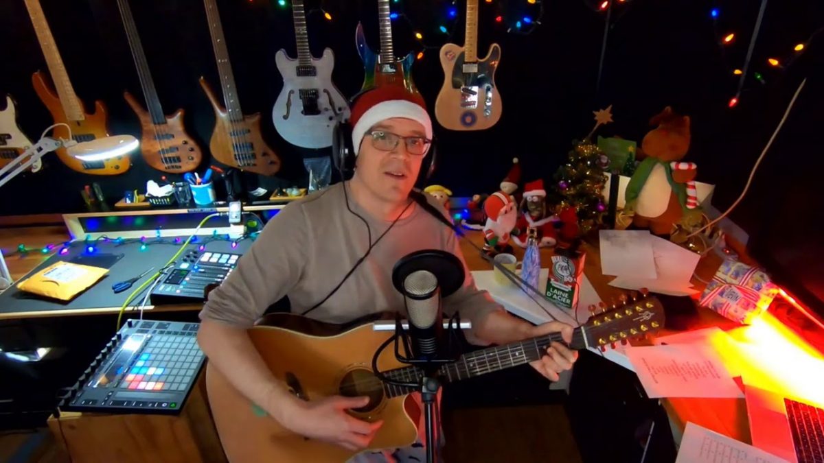 Regardez le concert spécial de Devin Townsend pour Noël !