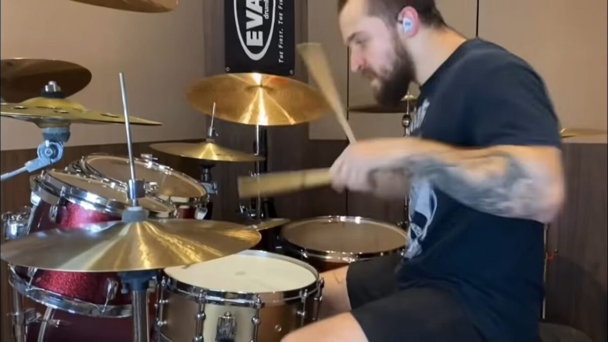 Regardez Eloy Casagrande, le batteur de Sepultura, « se battre contre son métronome »