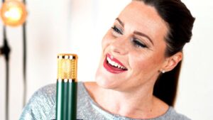 Floor Jansen de Nightwish célèbre la veille de Noël en partageant sa reprise de l&rsquo;Ave Maria
