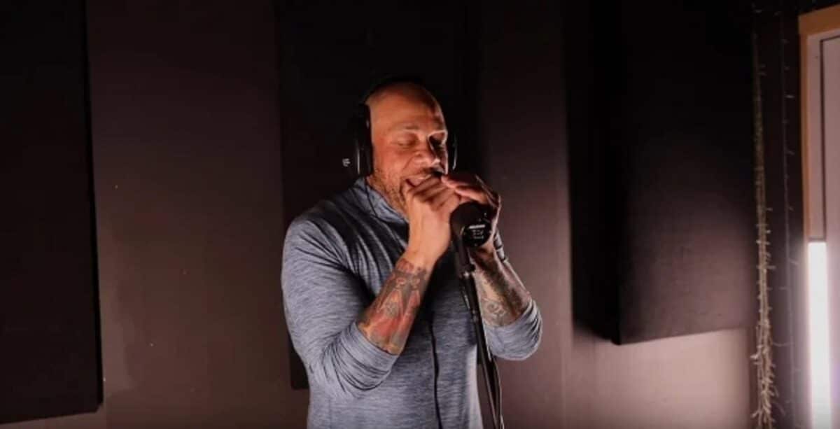 Regardez l&rsquo;ancien frontman de Killswitch Engage, Howard Jones, interpréter Simple Man de Lynyrd Skynyrd avec brio