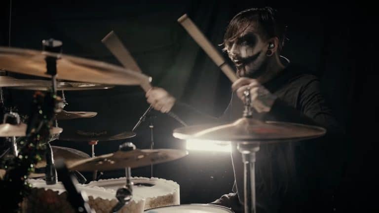 Regardez le batteur de Ice Nine Kills jouer Merry Axe-Mas !