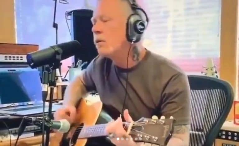 Regardez James Hetfield de Metallica jouer une version acoustique de Turn The Page de Bob Seger en live !