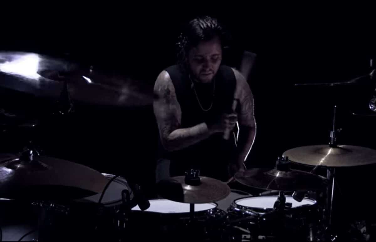 Regardez le batteur de Lorna Shore jouer Death Portrait