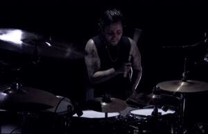 Regardez le batteur de Lorna Shore jouer Death Portrait