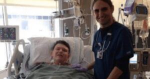 Un homme se réveille d&rsquo;un coma et découvre que son musicien de Metal préféré est son médecin