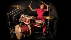 Regardez Nandi Bushell, la jeune prodige de la musique, jouer Unsainted de Slipknot !