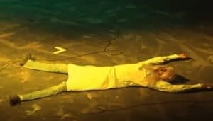 Nirvana : Regardez Kurt Cobain faire semblant de mourir au Reading Festival de 1992