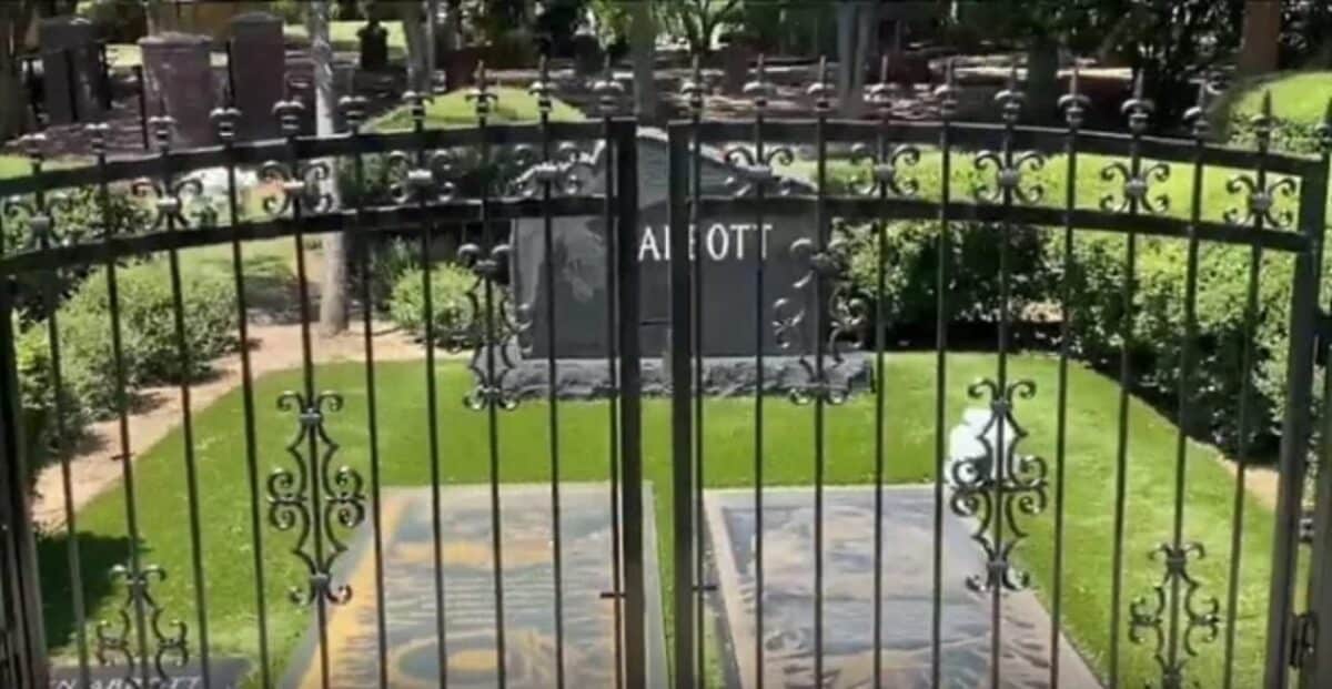 Une clôture protectrice érigée autour des tombes des légendes de Pantera, Dimebag et Vinnie Paul