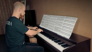 Regardez le batteur de Jinjer jouer magistralement du Rachmaninov au piano