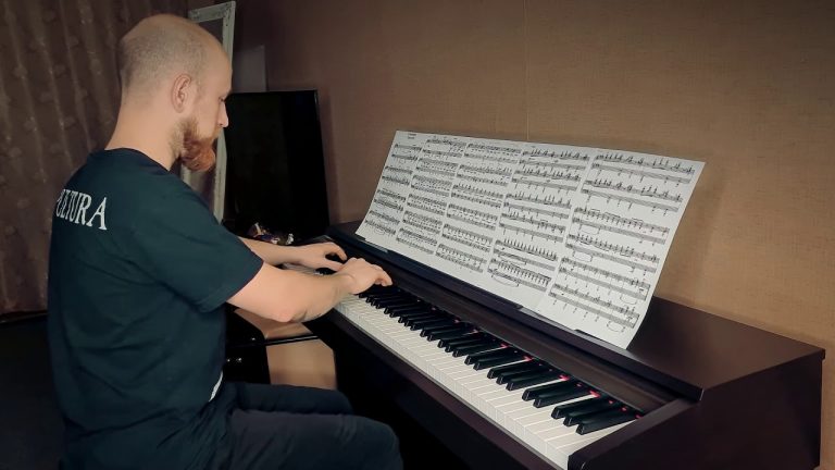 Regardez le batteur de Jinjer jouer magistralement du Rachmaninov au piano