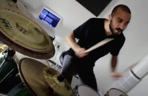 Regardez le batteur de Vola jouer Head Mounted Sideways !