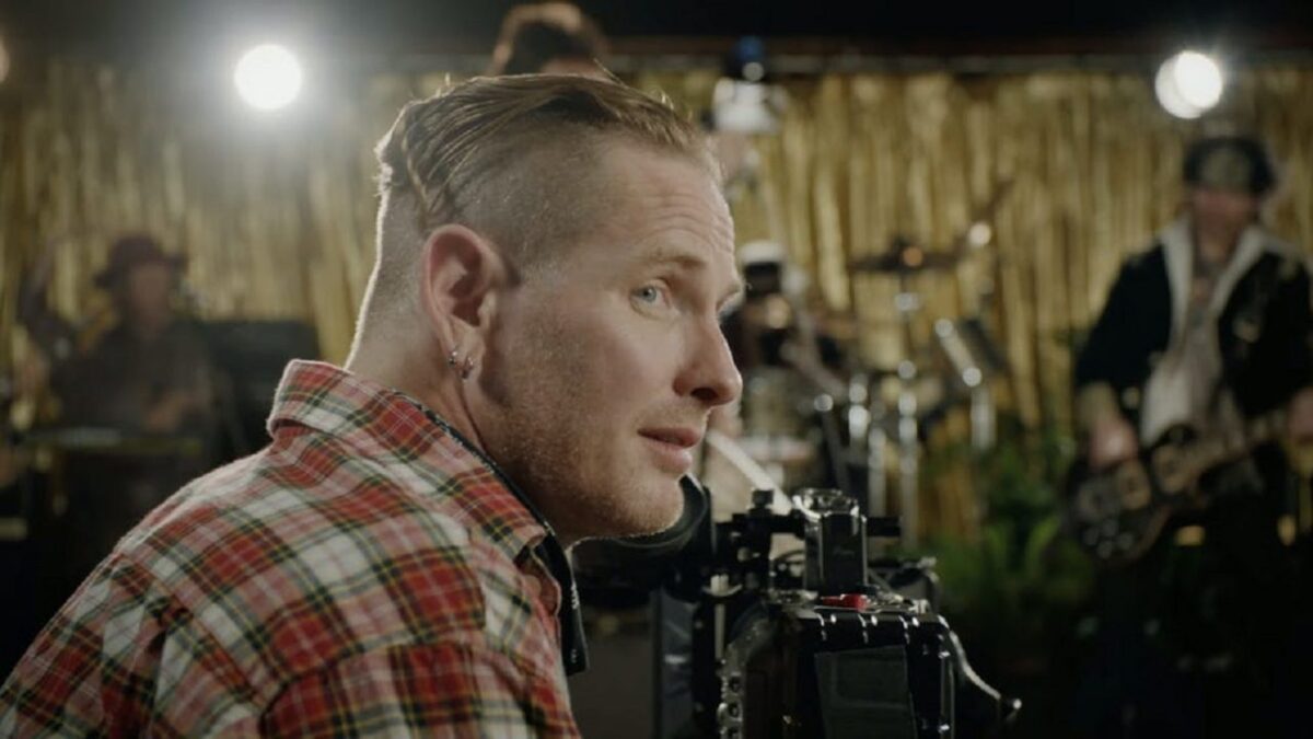 Corey Taylor recrute des copains acteurs et musiciens pour la vidéo hilarante de Samantha&rsquo;s Gone