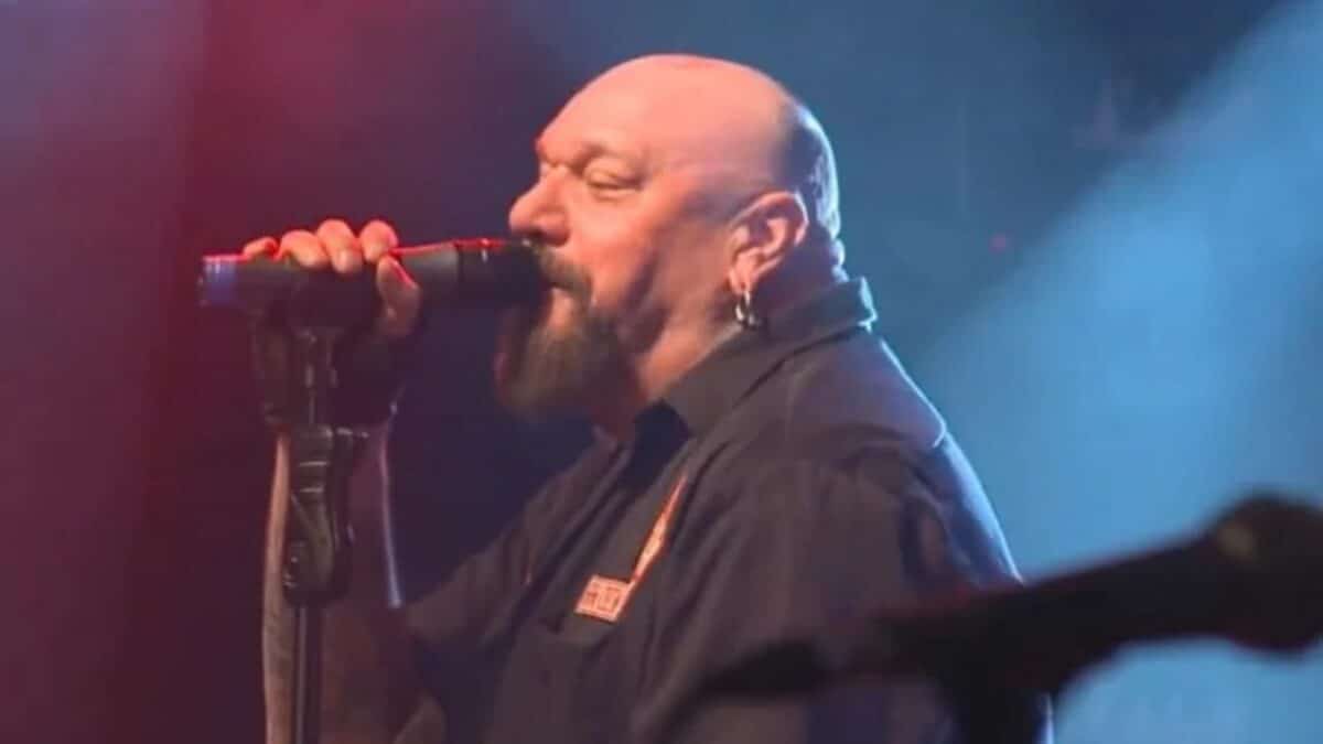 Iron Maiden : des anciens membres rendent un vibrant hommage à Paul Di’Anno sur scène