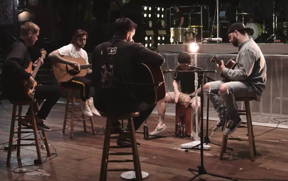 Regardez A Day To Remember jouer une version acoustique de Degenerates