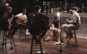 Regardez A Day To Remember jouer une version acoustique de Degenerates