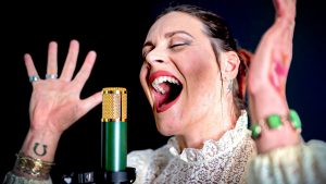 Regardez Floor Jansen de Nightwish reprendre Adagio de Lara Fabian