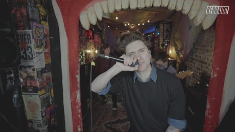 Regardez Holding Absence jouer en live dans le K! Pit