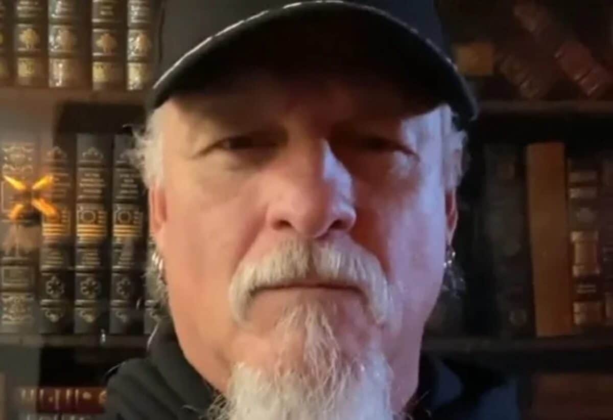 Les avocats de Jon Schaffer (Iced Earth) affirment qu&rsquo;il n&rsquo;était « pas violent » au Capitole et qu&rsquo;il a quitté le bâtiment après seulement 60 secondes