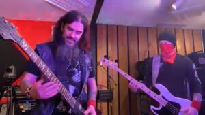 Regardez Robb Flynn et Jared MacEachern, de Machine Head, reprendre Nothing Else Matters de Metallica