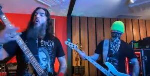 Regardez Robb Flynn et Jared MacEachern de Machine Head reprendre du Iron Maiden, Metallica et System Of A Down