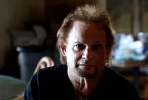 « Il semble qu&rsquo;il vende tout, jusqu&rsquo;à sa dernière baguette » ; Michael Anthony, ancien bassiste de Van Halen, surpris par le fait que le batteur Alex Van Halen mette tout son matériel aux enchères