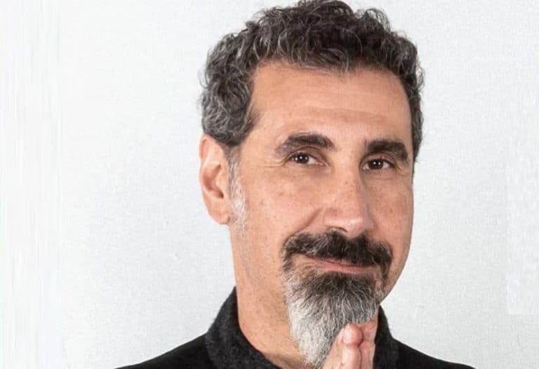 Serj Tankian, de System Of A Down, attaque Trump sur sa dernière décision avant de quitter son poste : “Je n’ai jamais vu un président aussi nul”