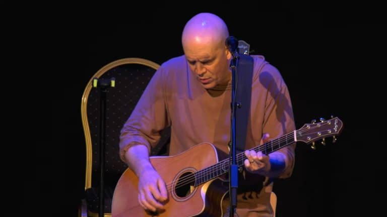 Devin Townsend annonce un nouvel album live, Devolution Series #1 – Acoustically Inclined, Live in Leeds