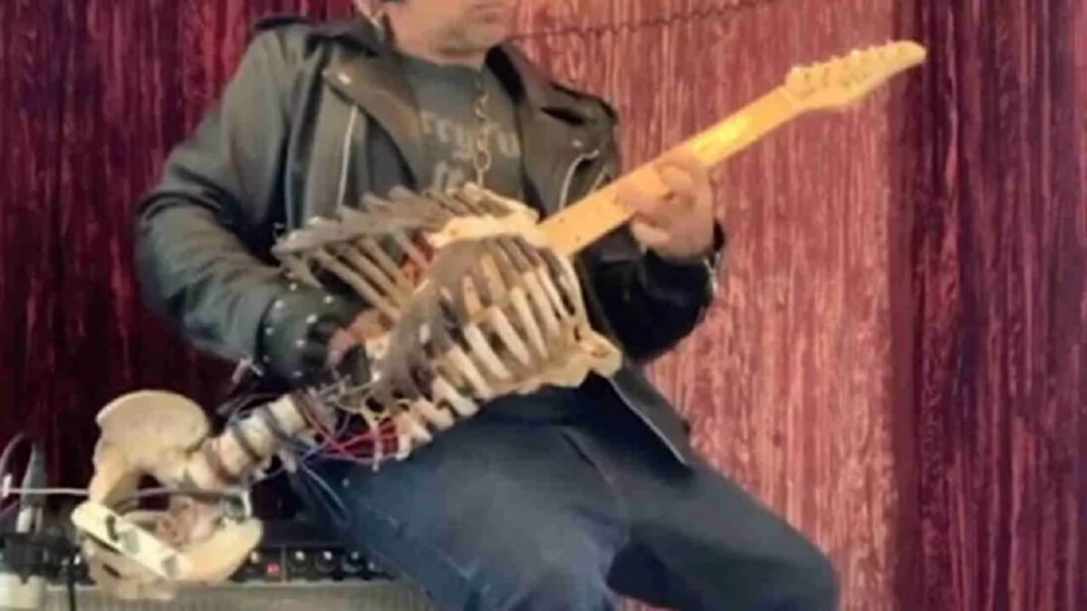 Un fan de Metal a transformé le squelette de son oncle décédé en guitare